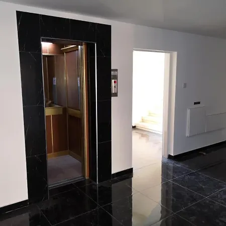 Super 2 Bed Opposite The Beach Appartamento *